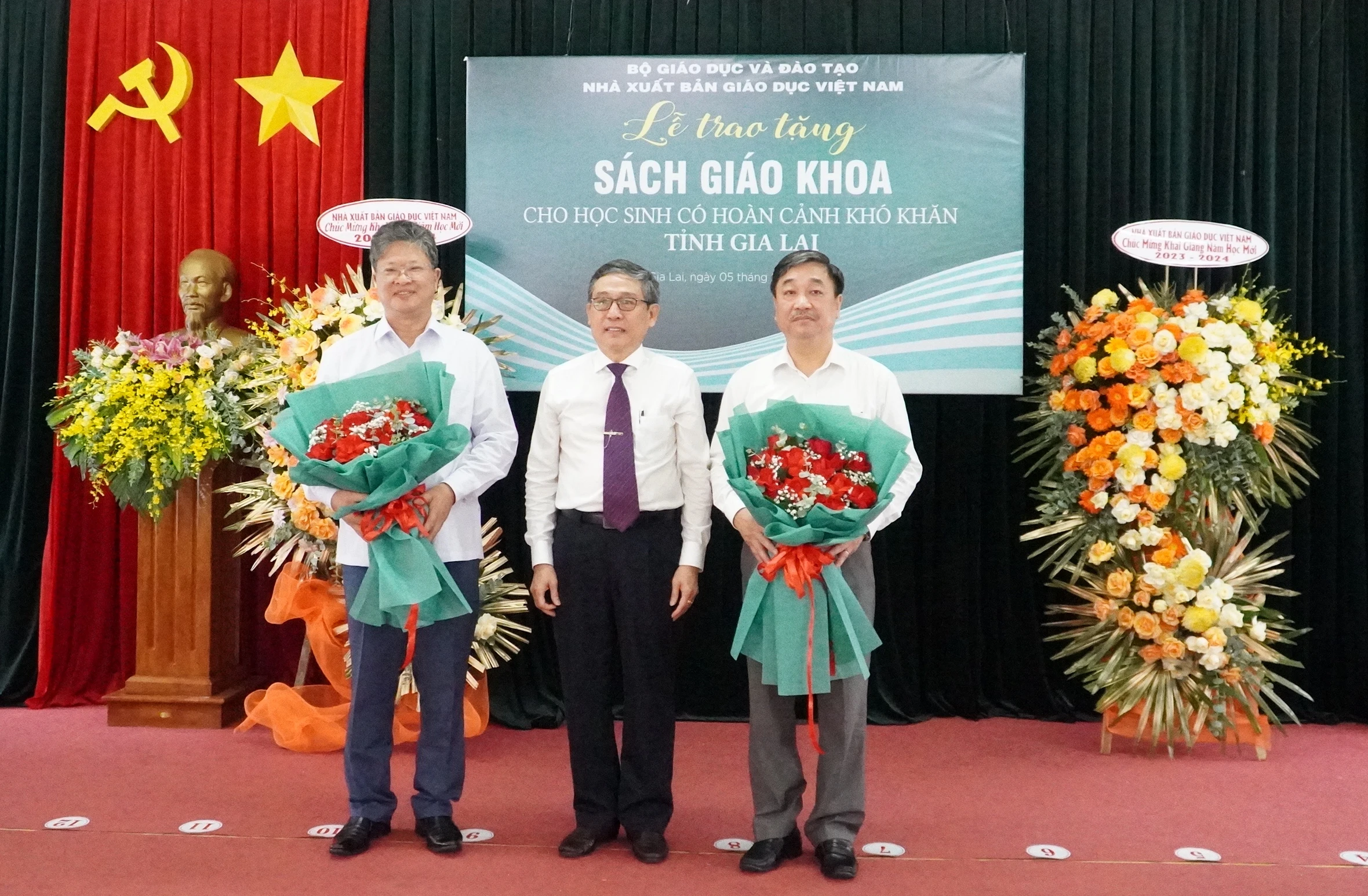 Ông Lê Duy Định - Giám đốc Sở GD&amp;ĐT Gia Lai tặng hoa cảm ơn NXBGDVN.