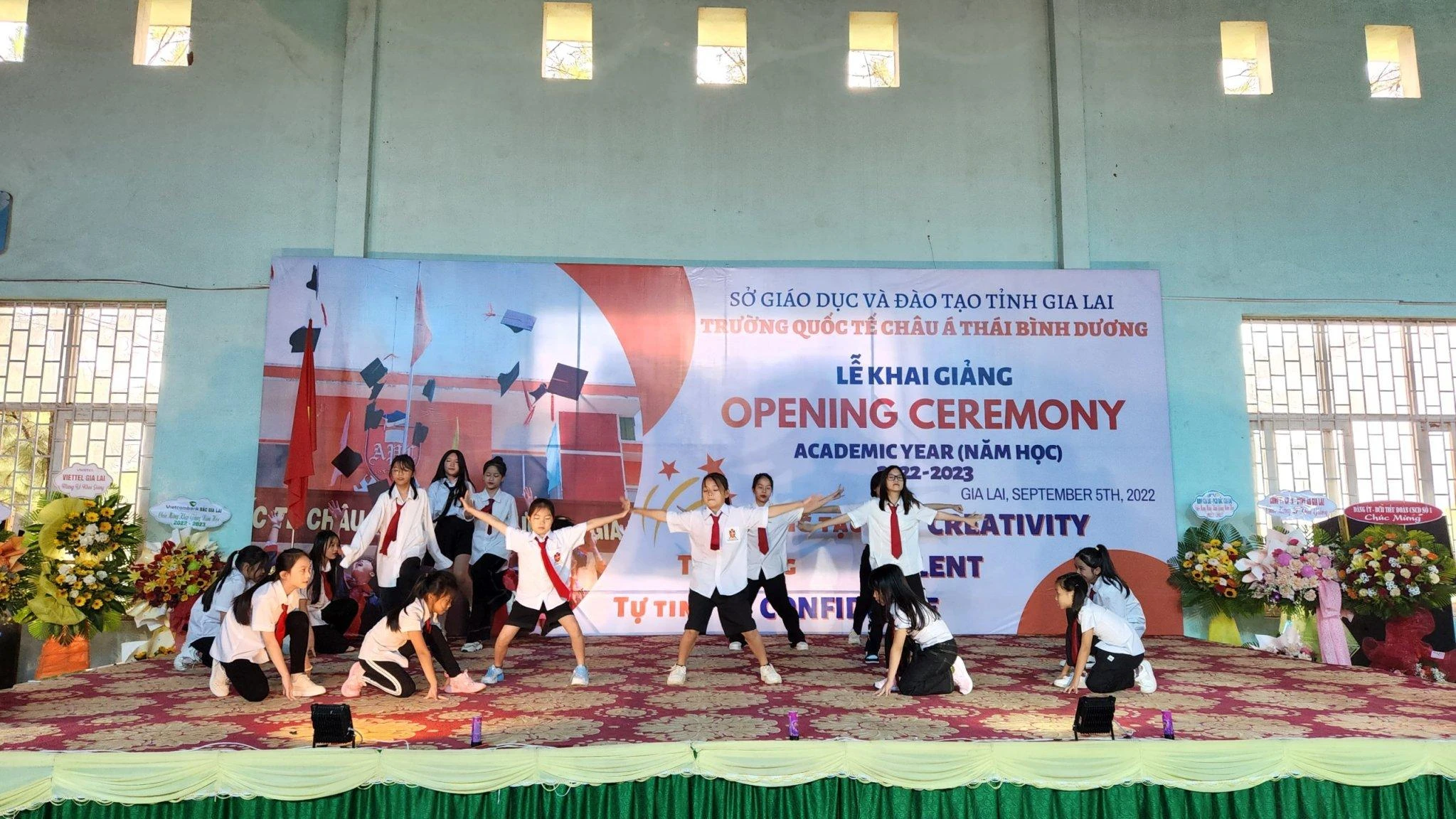 Học sinh chào đón năm học mới bằng những tiết mục văn nghệ.