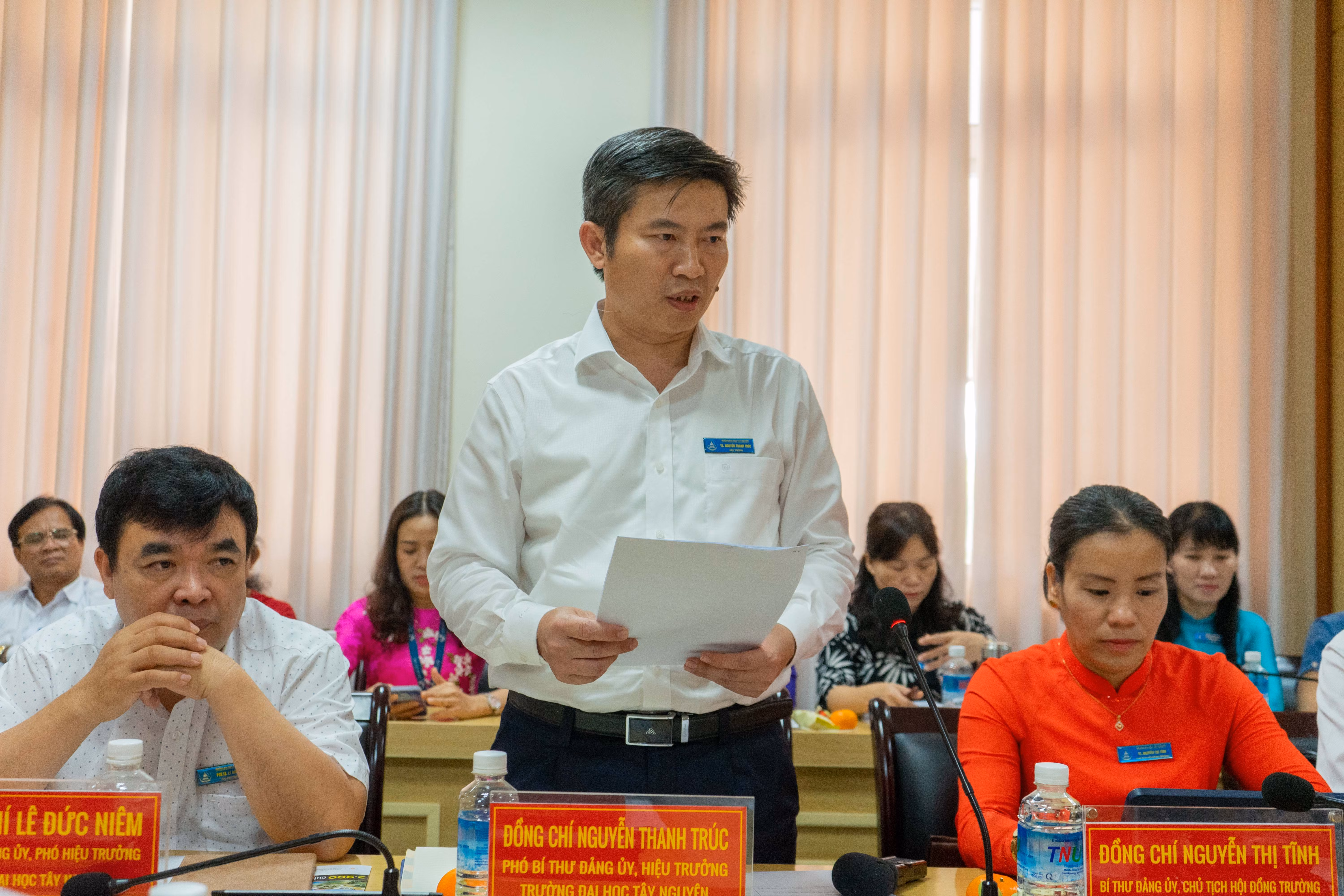 TS. Nguyễn Thanh Trúc - Hiệu trưởng Trường Đại học Tây Nguyên báo cáo với Bộ GD&amp;ĐT.