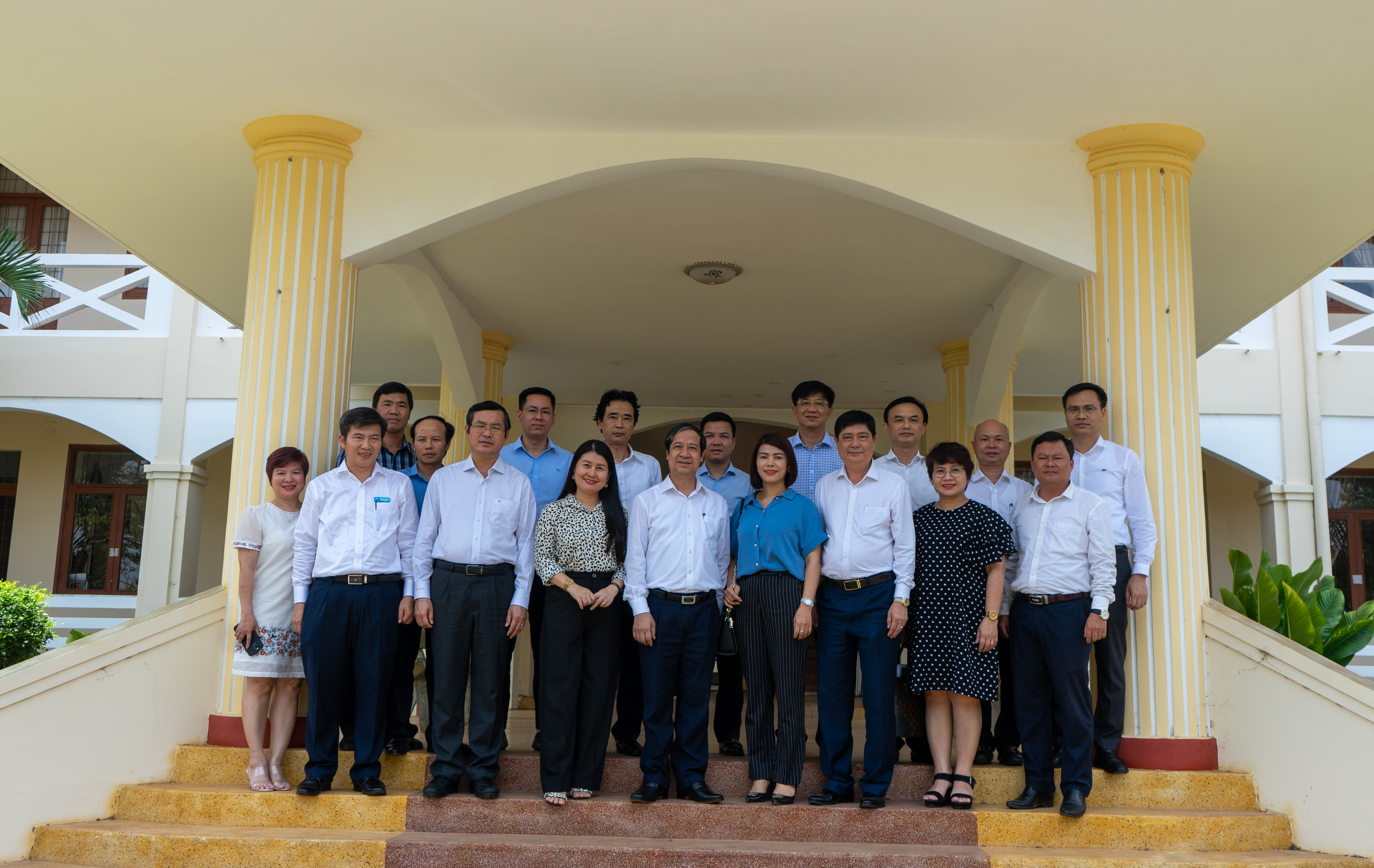 Bộ trưởng Nguyễn Kim Sơn cùng đoàn công tác chụp ảnh lưu niệm tại trường Cao đẳng Sư phạm Đắk Lắk.