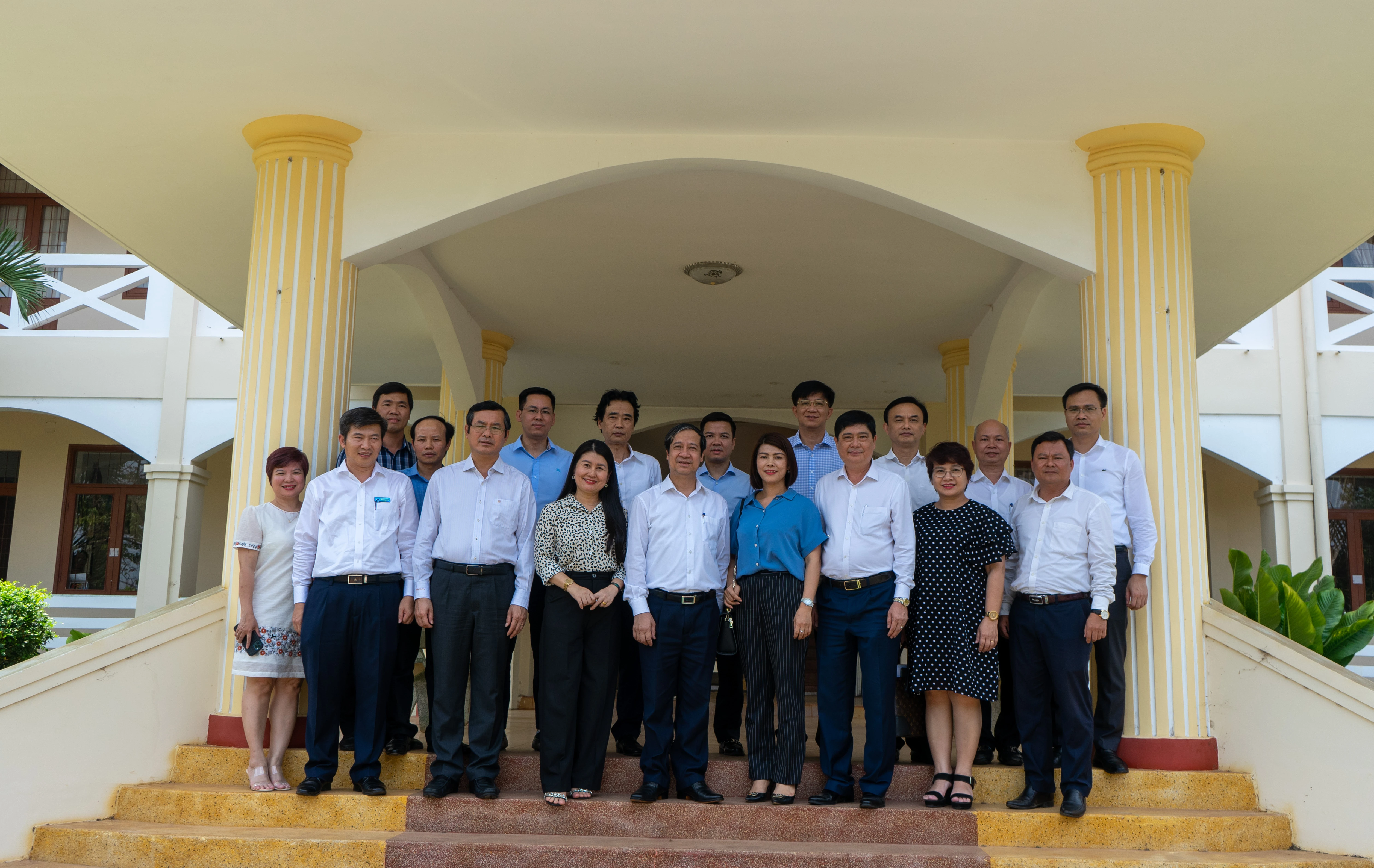 Bộ trưởng Nguyễn Kim Sơn cùng đoàn công tác chụp ảnh lưu niệm tại trường Cao đẳng Sư phạm Đắk Lắk.