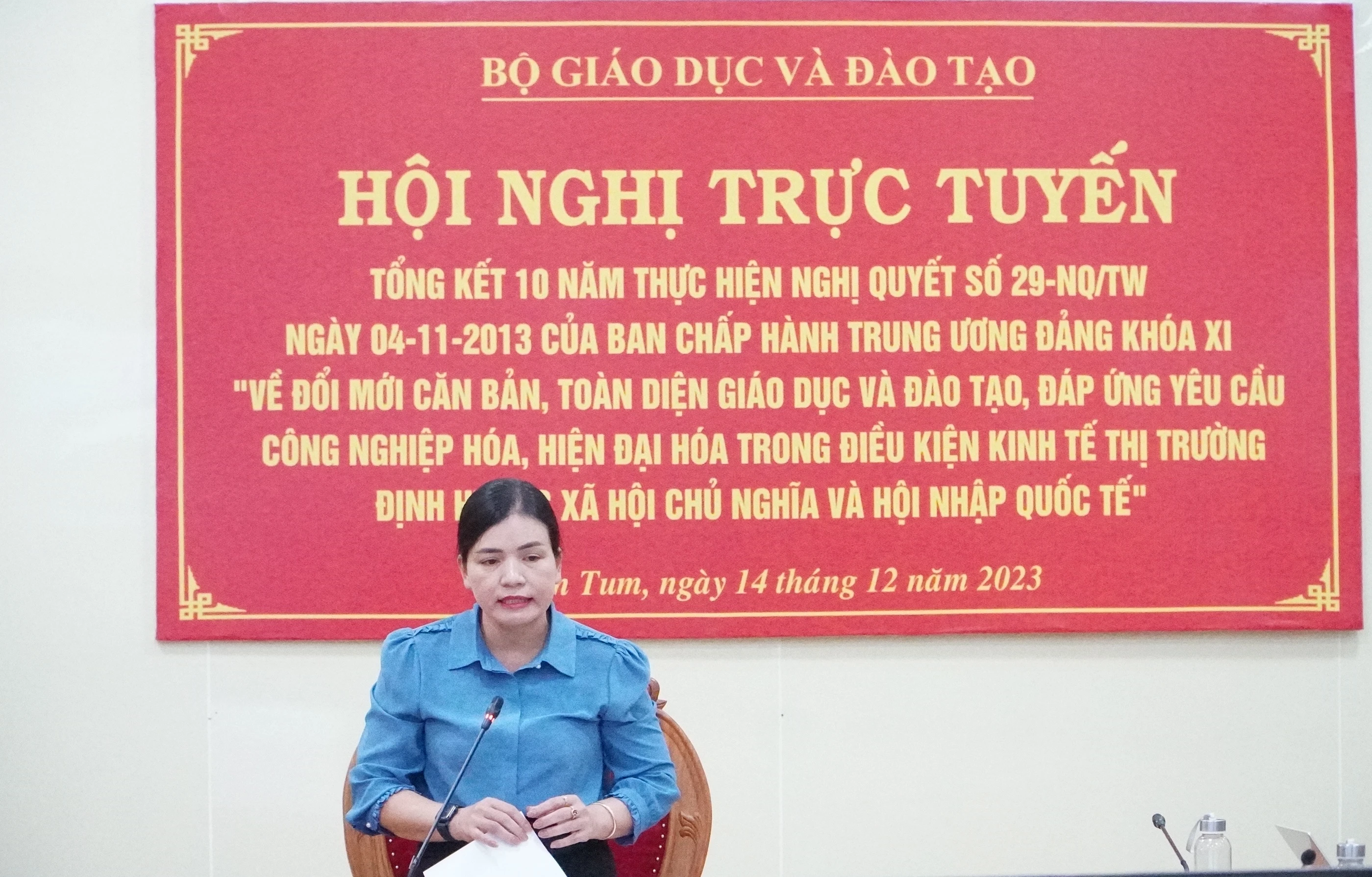Bà Y Ngọc, Phó Chủ tịch UBND tỉnh Kon Tum phát biểu tại hội nghị.