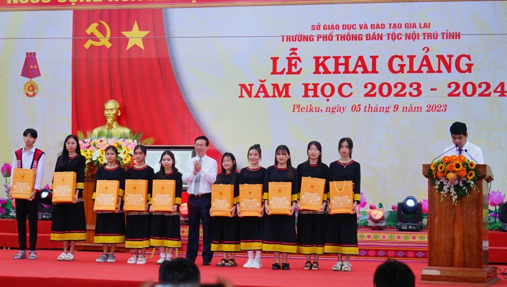 Chủ tịch nước Võ Văn Thưởng tặng 10 suất quà cho học sinh Trường PTDTNT tỉnh Gia Lai.