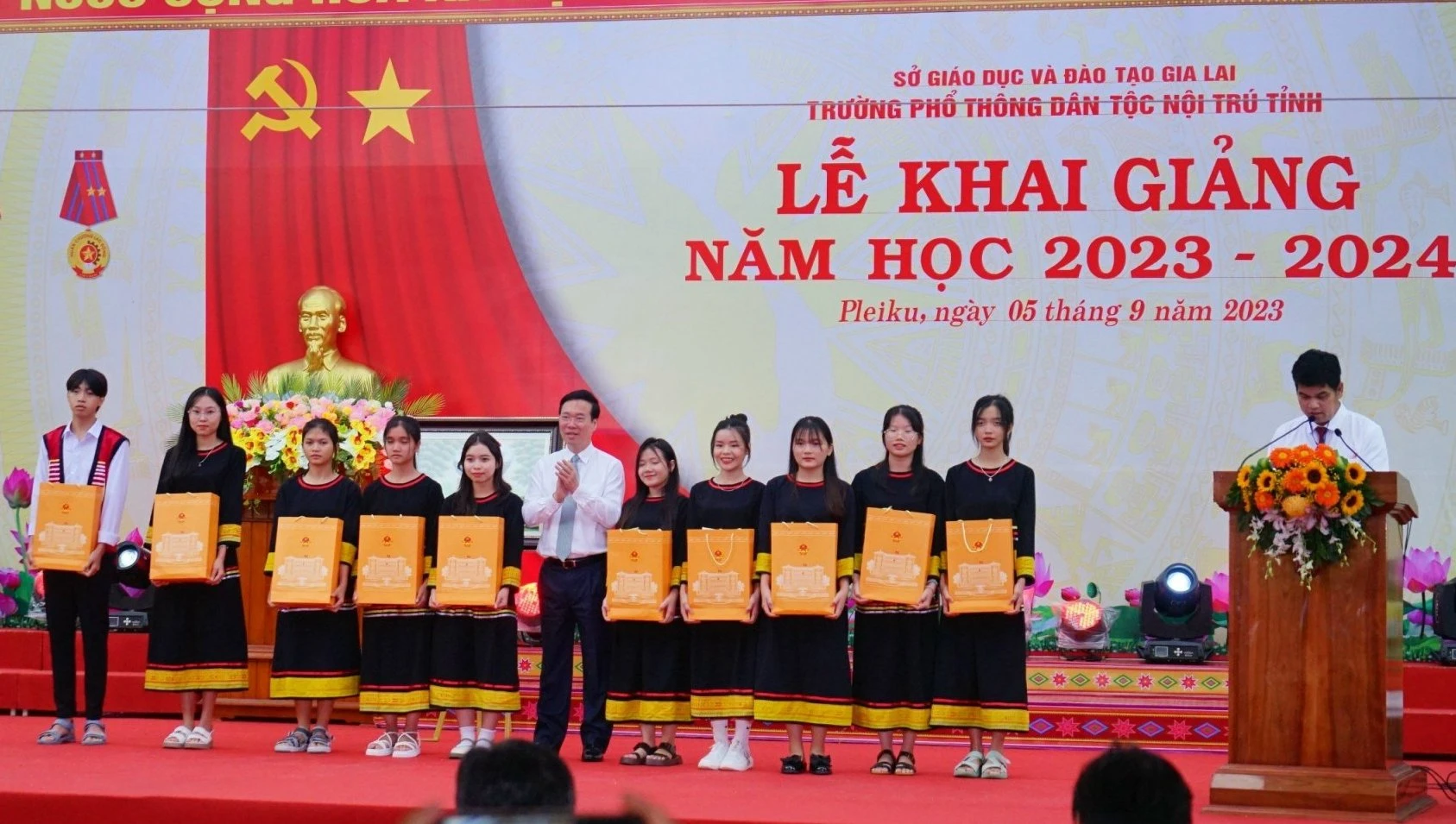 Chủ tịch nước Võ Văn Thưởng tặng 10 suất quà cho học sinh Trường PTDTNT tỉnh Gia Lai.