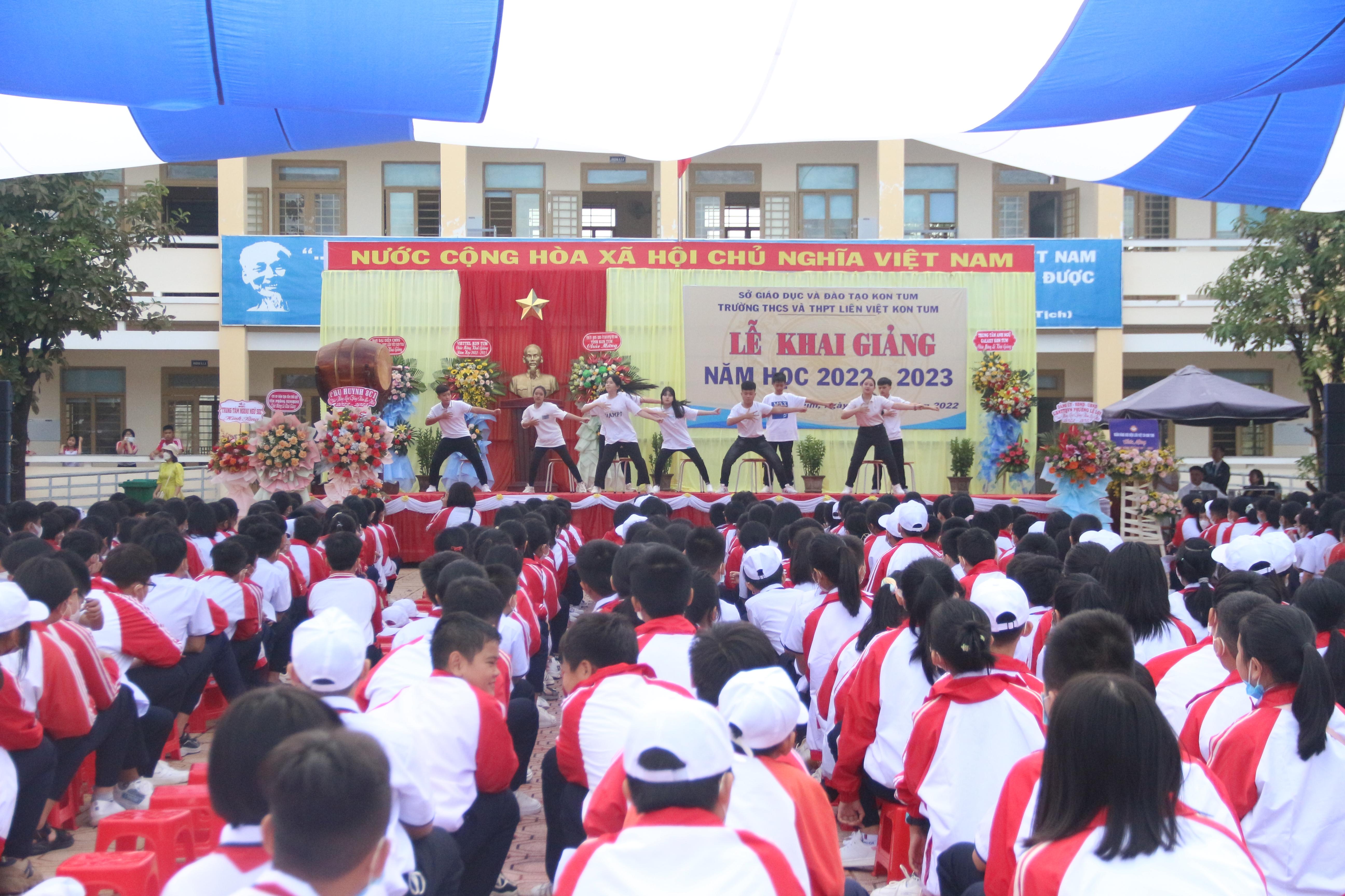 Học sinh Kon Tum phấn khởi chào đón năm học mới. Học sinh Kon Tum phấn khởi chào đón năm học mới.