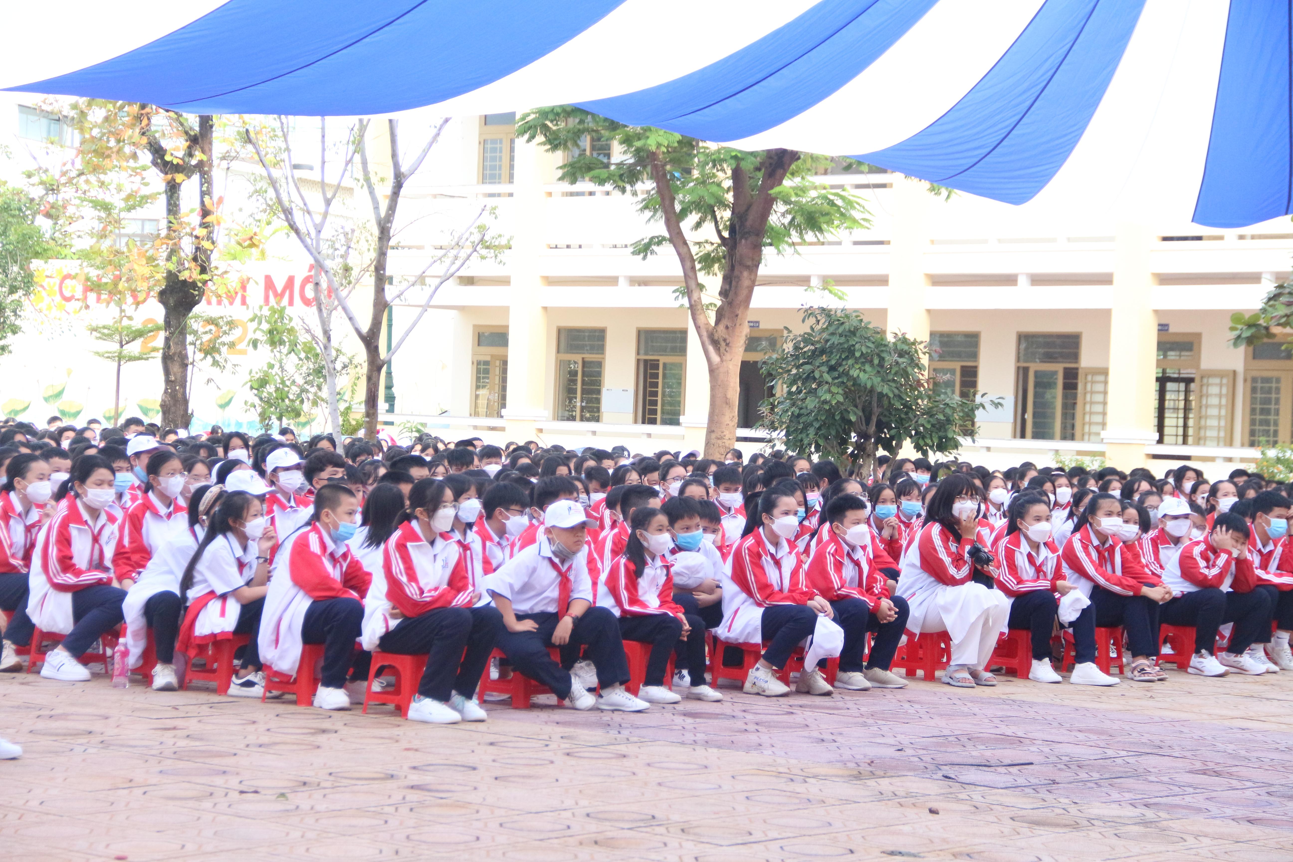 Học sinh Trường THCS-THPT Liên Việt tham dự lễ khai giảng. Học sinh Trường THCS-THPT Liên Việt tham dự lễ khai giảng.