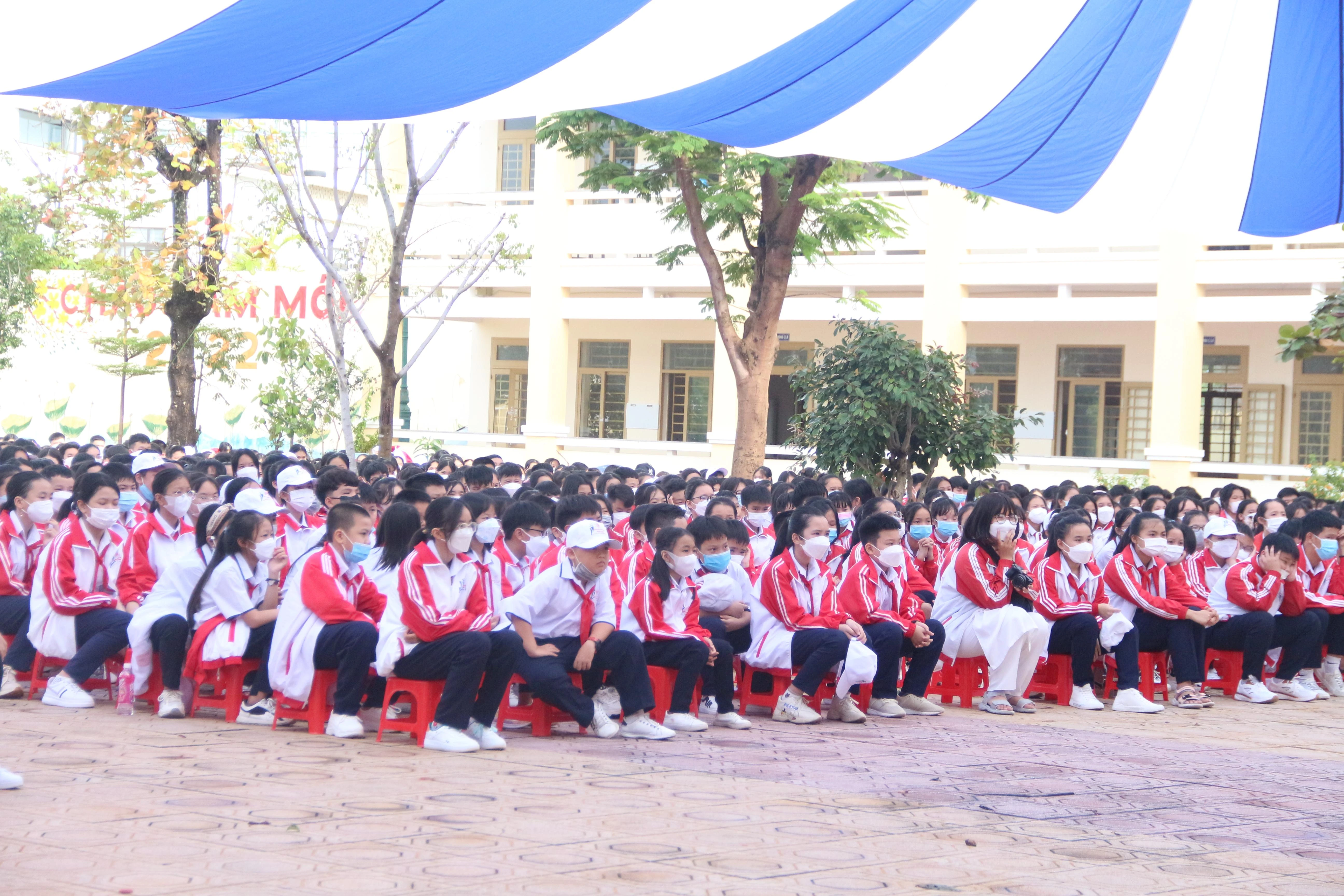 Học sinh Trường THCS-THPT Liên Việt tham dự lễ khai giảng.