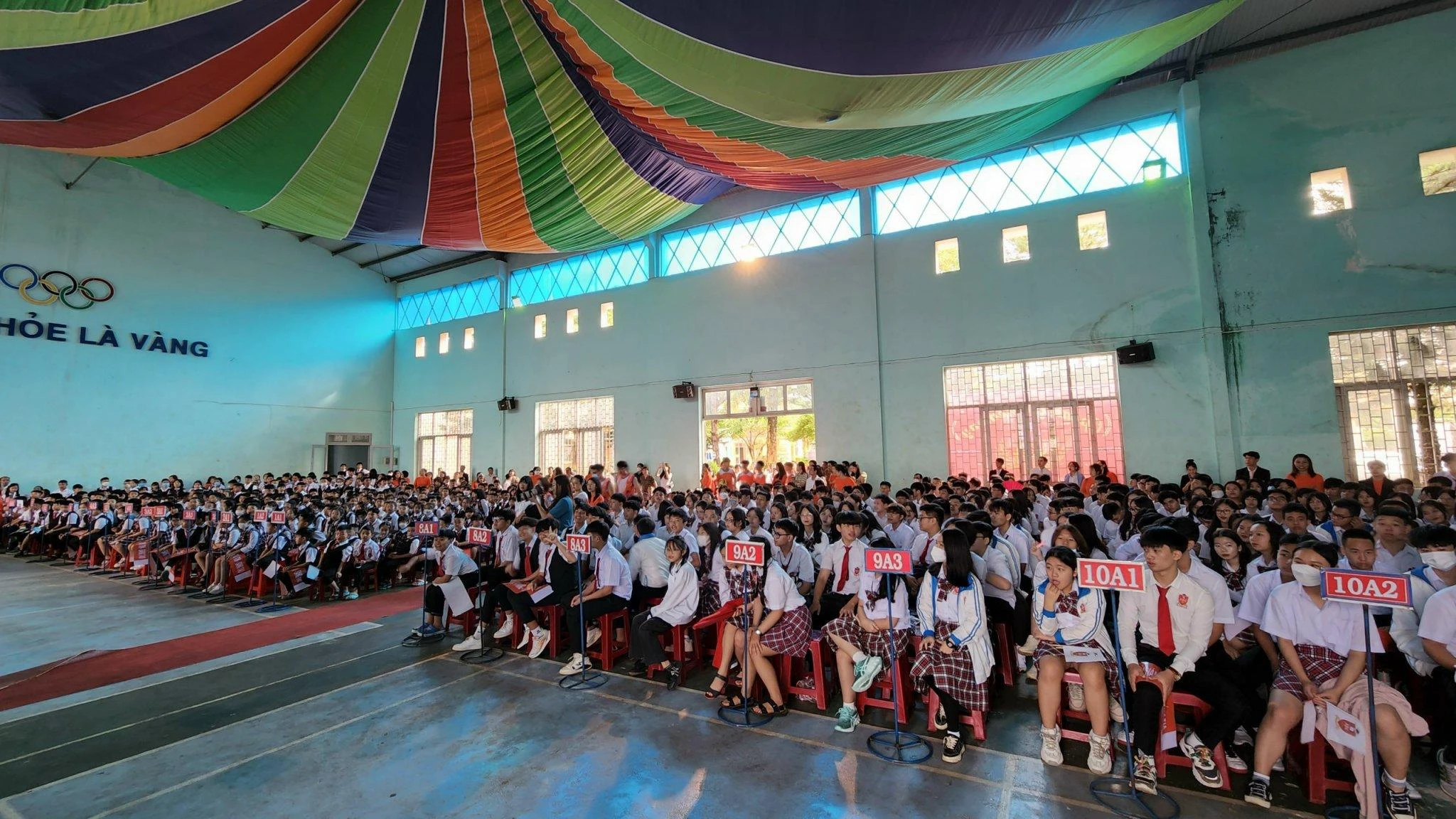 Gia Lai có mưa nhẹ nên trường Quốc tế Châu Á Thái Bình Dương tổ chức khai giảng năm học mới tại nhà đa năng.