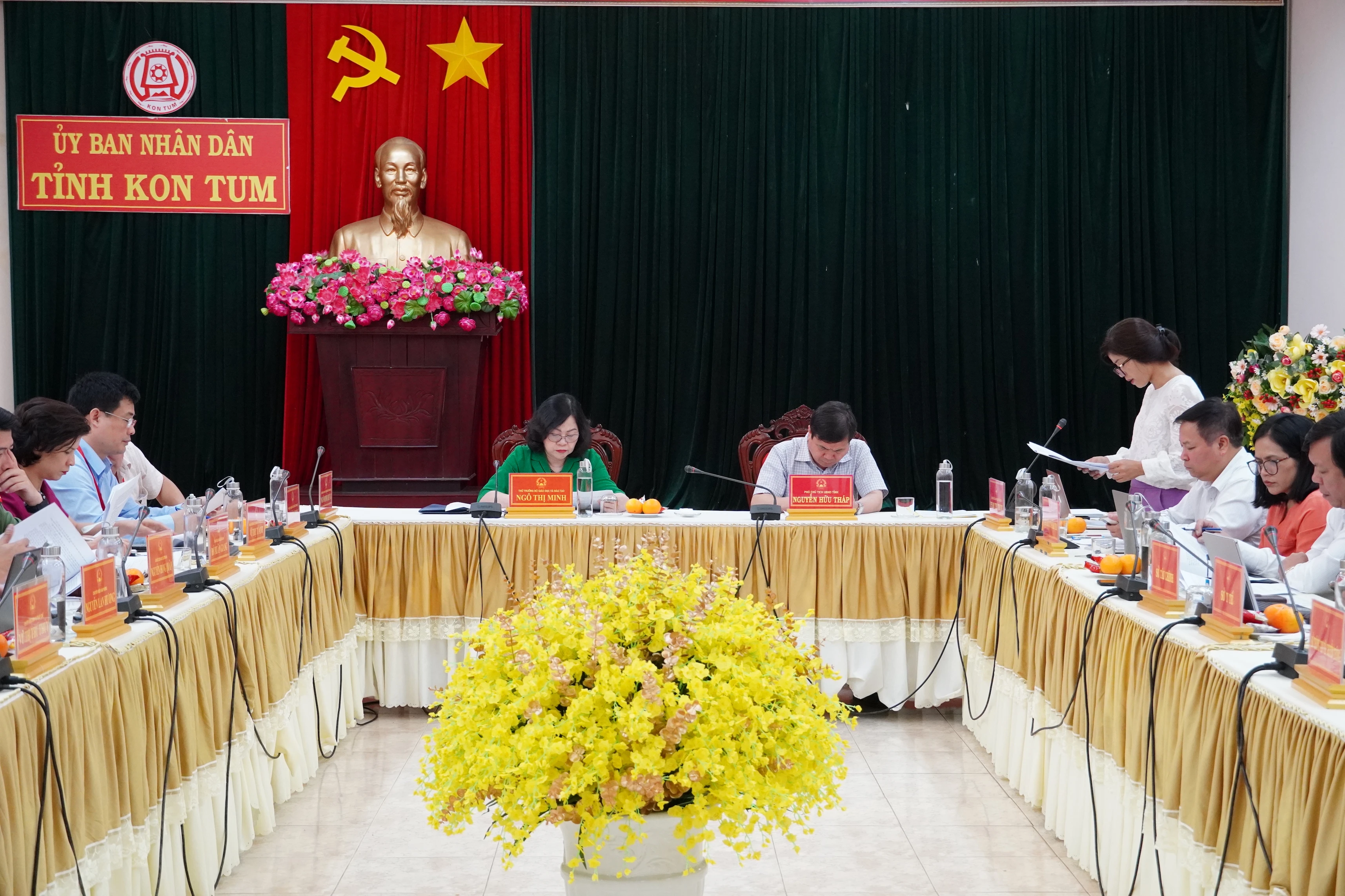 Bà Phạm Thị Trung – Giám đốc Sở GD&amp;ĐT Kon Tum báo cáo về Kỳ thi tốt nghiệp THPT 2023 tại địa phương.