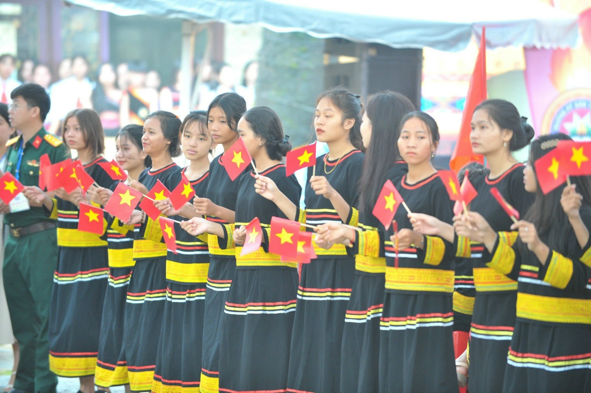 Học sinh Trường PTDTNT tỉnh Gia Lai hân hoan trong ngày khai giảng.