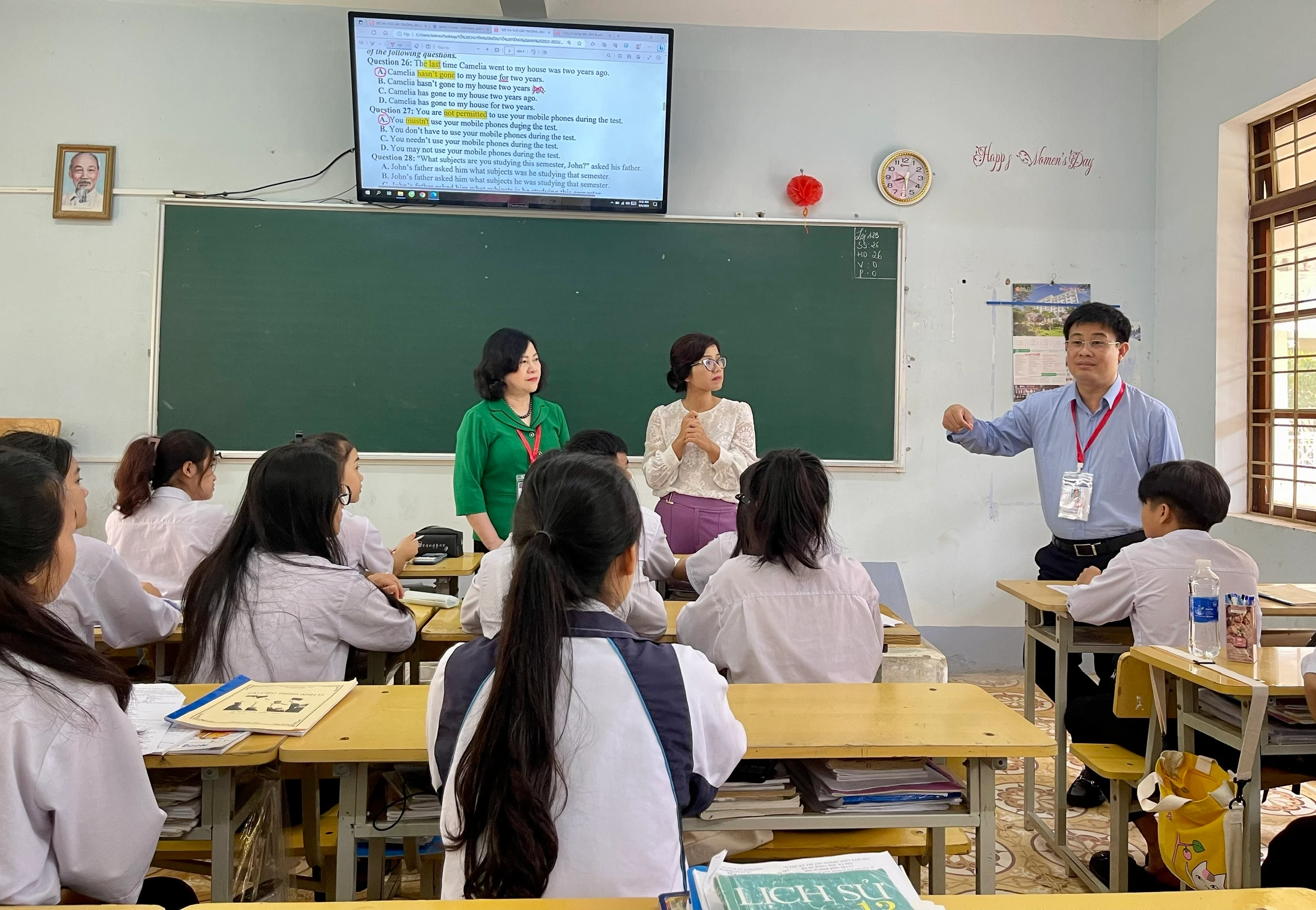 Thứ trưởng Bộ GD&amp;ĐT Ngô Thị Minh cùng các thành viên Đoàn công tác số 3 lưu ý về kỳ thi đối với học sinh trường Phổ thông Dân tộc nội trú tỉnh Kon Tum.