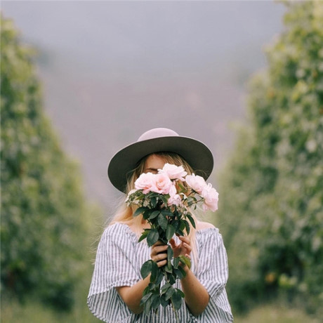 Bat ngo truoc dung nhan that cua co gai chuyen chup anh tu phia sau - Anh 9