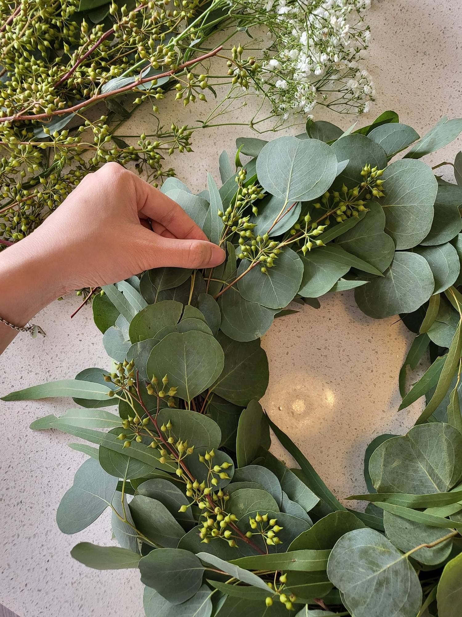 Bước 4: Trước khi cố định các nguyên liệu bạn nên sắp xếp các kiểu xem ưng ý cái nào nhất, rồi chụp ảnh lại.Đến khi ưng ý thật sự mới cố định nguyên liệu bằng keo súng.