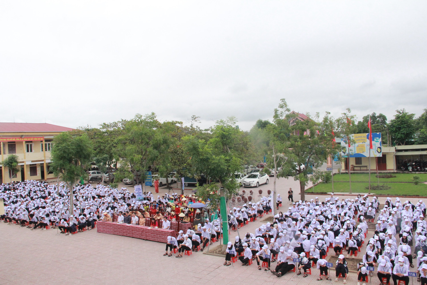 Trung úy Nguyễn Văn Tuấn, Phòng CSGT - Công an tỉnh tuyên truyền kiến thức về Luật ATGT.
