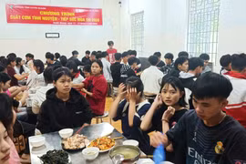 Các em học sinh được chăm lo những bữa ăn đầy đủ chất, an toàn vệ sinh thực phẩm.
