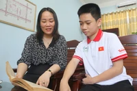 Em Dương Minh Tâm và cô giáo bộ môn Toán trao đổi thông tin về cuộc thi.