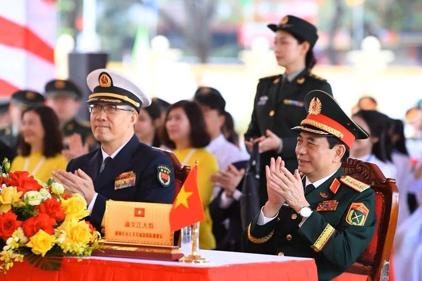 Đại tướng Phan Văn Giang, Bộ trưởng Bộ Quốc phòng Việt Nam và Thượng tướng Đổng Quân, Bộ trưởng Bộ Quốc phòng Trung Quốc thăm Trường THPT Trần Phú. Ảnh: ĐĐK 