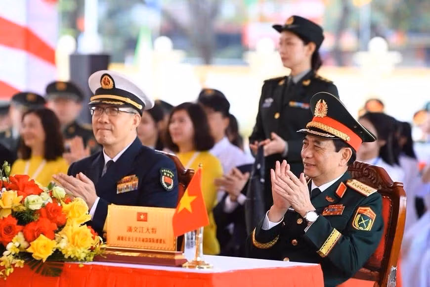 Đại tướng Phan Văn Giang, Bộ trưởng Bộ Quốc phòng Việt Nam và Thượng tướng Đổng Quân, Bộ trưởng Bộ Quốc phòng Trung Quốc thăm Trường THPT Trần Phú. Ảnh: ĐĐK 