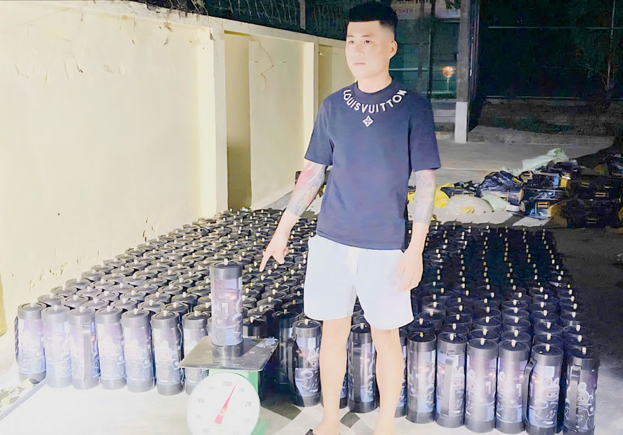 Trình cùng số tang vật bị bắt giữ.