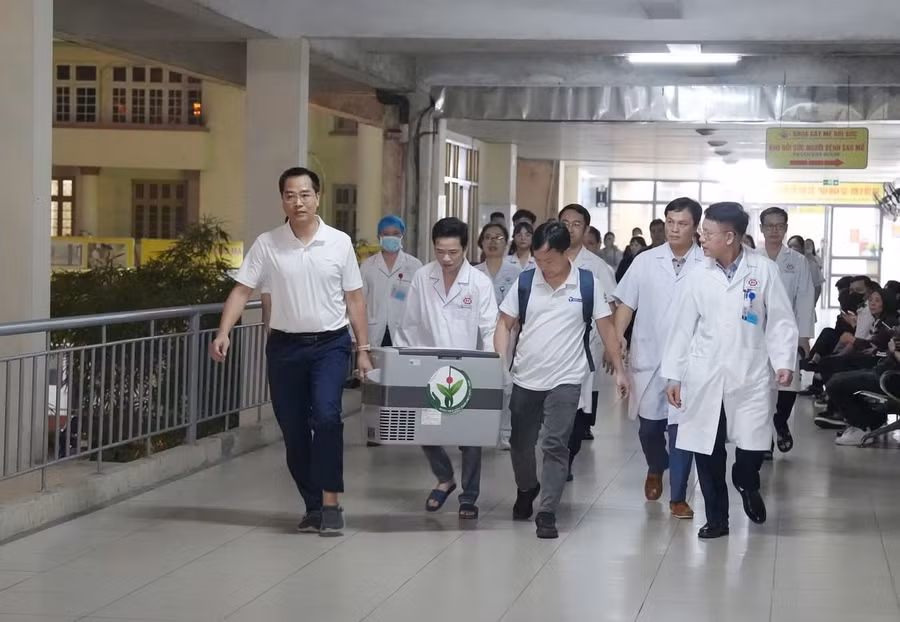 Thận được vận chuyển vào phòng mổ của Bệnh viện Đa khoa tỉnh Quảng Ninh.