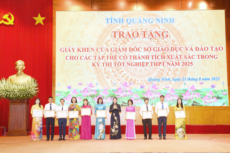 ថ្នាក់ដឹកនាំមន្ទីរអប់រំ និងបណ្ដុះបណ្ដាលបានប្រគល់ប័ណ្ណសរសើរដល់ក្រុមដែលមានស្នាដៃឆ្នើម។ anh-2.jpg
