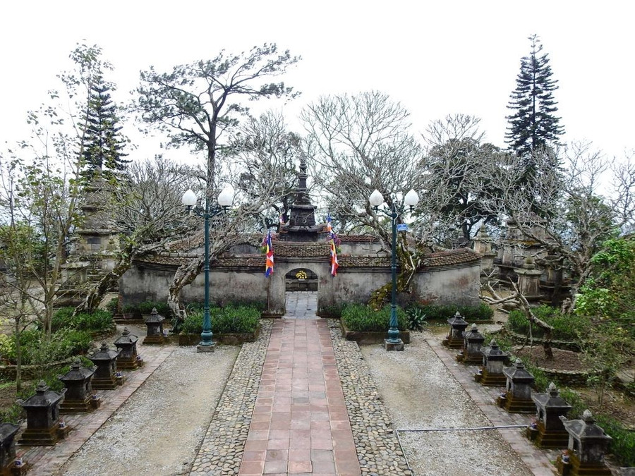Tháp Huệ Quang và vườn tháp Tổ trong Khu di tích Yên Tử. 