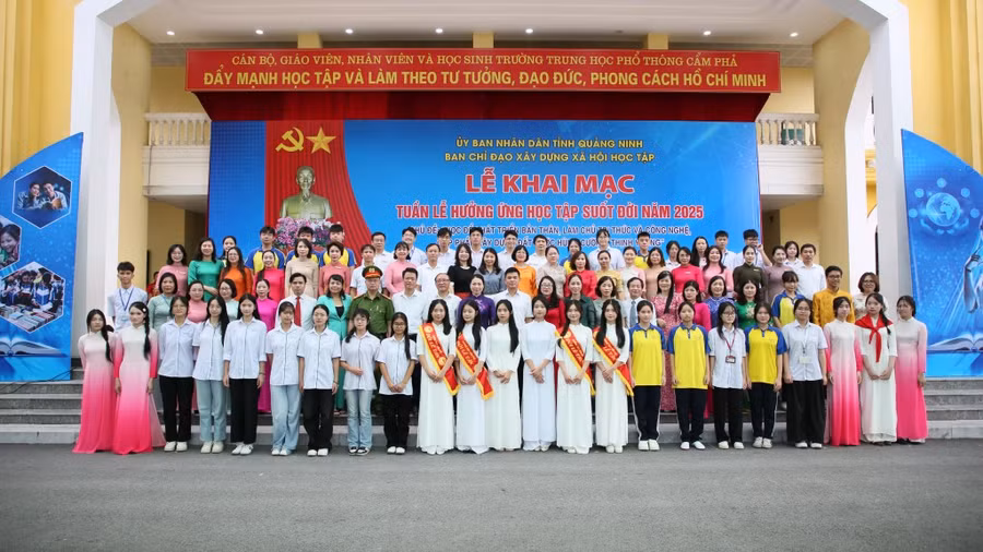 Các đại biểu, thầy cô giáo và các em học sinh chụp ảnh lưu niệm tại lễ khai mạc.