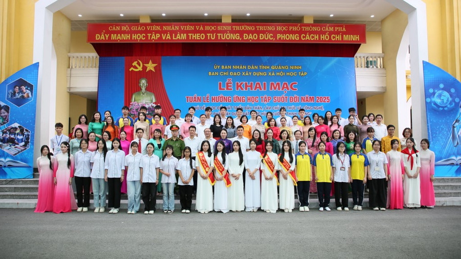 Các đại biểu, thầy cô giáo và các em học sinh chụp ảnh lưu niệm tại lễ khai mạc.