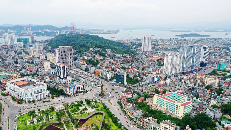Trung tâm TP Hạ Long, Quảng Ninh nhìn từ trên cao.
