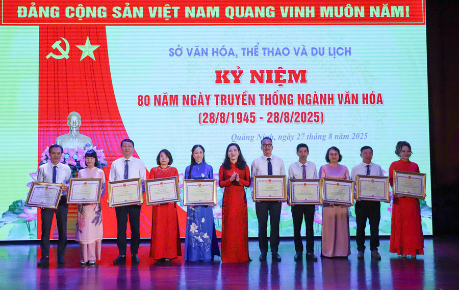 UBND tỉnh Quảng Ninh tặng bằng khen cho 10 cá nhân có nhiều đóng góp tiêu biểu, nổi bật trong sự nghiệp phát triển văn hoá, thể thao, du lịch của tỉnh. anh-2.jpg