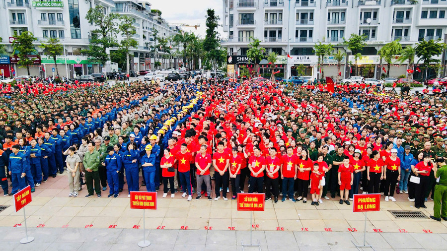 Sáng 16/8, Quảng Ninh hưởng ứng sự kiện đi bộ “Cùng Việt Nam tiến bước” do Bộ Công an, Báo Nhân dân phối hợp tổ chức. Sự kiện nhân kỷ niệm 80 năm Cách mạng tháng Tám và Quốc khánh 2/9 (1945-2025), 80 năm Ngày truyền thống Công an nhân dân Việt Nam 19/8 (1945-2025). anh-1.jpg