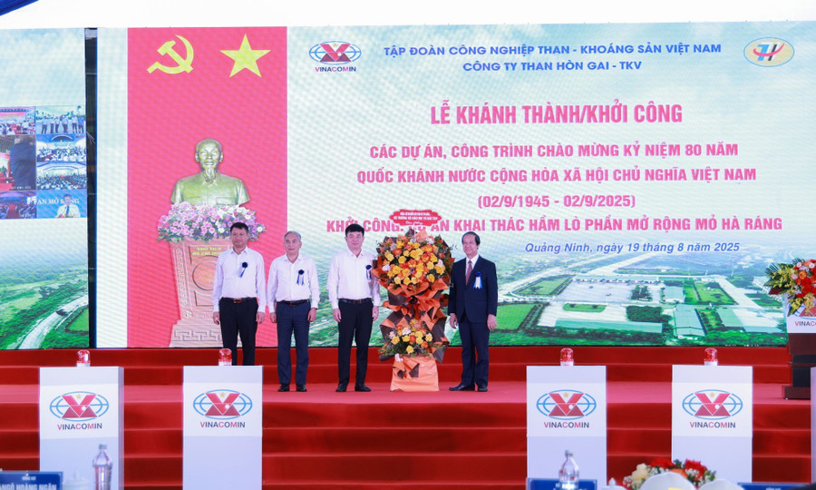 Bộ trưởng Nguyễn Kim Sơn tặng hoa chúc mừng tại sự kiện. 