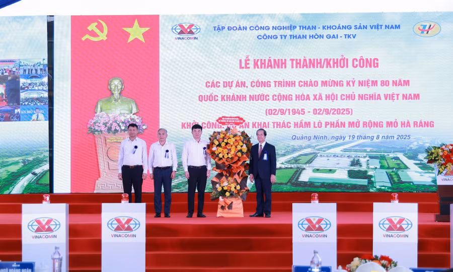 Bộ trưởng Nguyễn Kim Sơn tặng hoa chúc mừng tại sự kiện. 