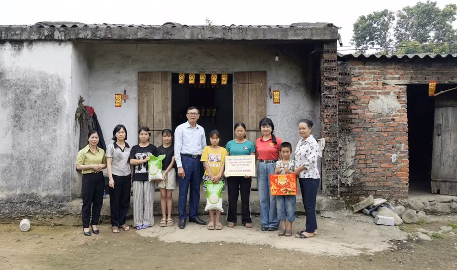 Trao hỗ trợ 60 triệu đồng cho gia đình em Lý Thị Kim Huệ.