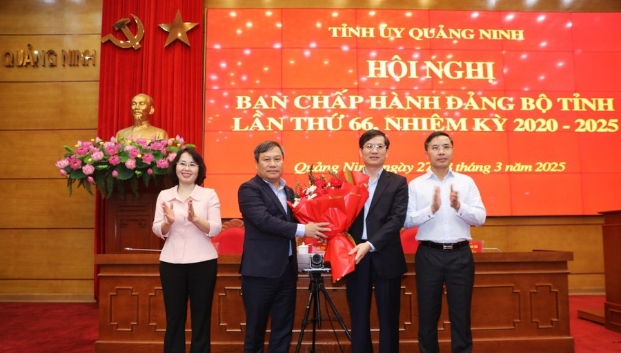 Ông Vũ Quyết Tiến (thứ 2 bên phải) được bầu làm Phó Bí thư Tỉnh ủy Quảng Ninh.
