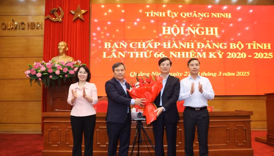 Ông Vũ Quyết Tiến (thứ 2 bên phải) được bầu làm Phó Bí thư Tỉnh ủy Quảng Ninh.
