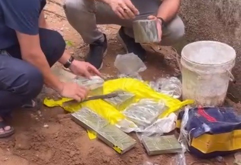 13 bánh heroin thu giữ tại nơi cất giấu của các nghi phạm. anh-21.jpg