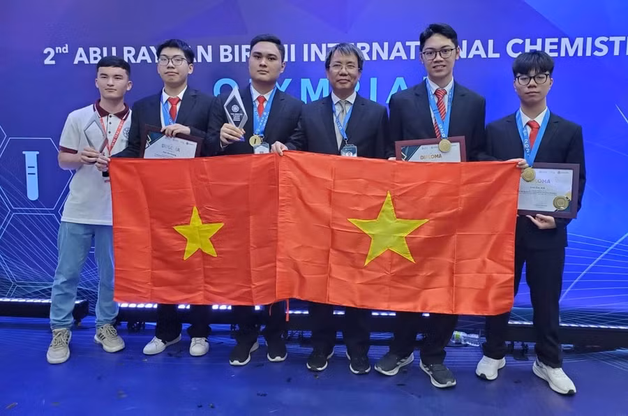 Em Trịnh Việt Hoàng (đứng thứ 2, từ trái qua), Trường THPT chuyên Hạ Long (Quảng Ninh) và các bạn trong đội tuyển dự thi tại Olympic Hóa học quốc tế Abu Rayhan-Biruni 2025.