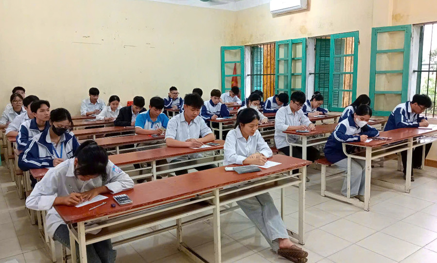 Học sinh lớp 12 ở Thái Bình thi khảo sát chất lượng năm học 2024-2025.