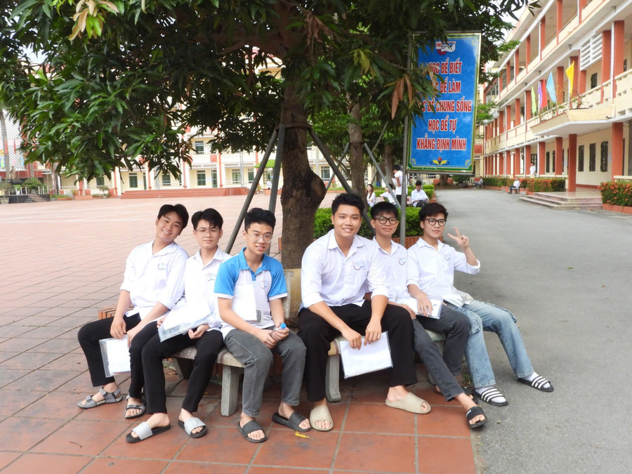 Các thí sinh đến điểm thi từ rất sớm để ổn định tâm lý, xem lại kiến thức. img-9406.jpg