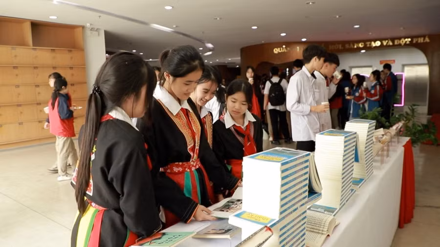 Các em học sinh tham quan trưng bày sách tại Thư viện Quảng Ninh năm 2025.