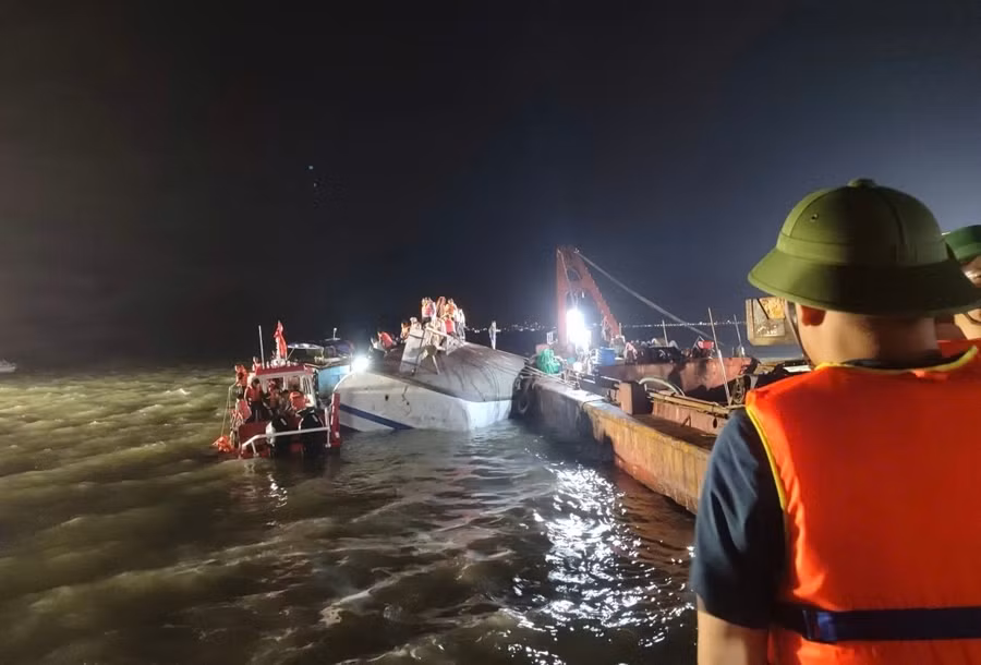 Lực lượng chức năng xuyên đêm tìm kiếm nạn nhân mất tích.