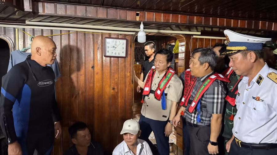 Phó Thủ tướng Trần Hồng Hà đến hiện trường chỉ đạo công tác cứu hộ, cứu nạn.