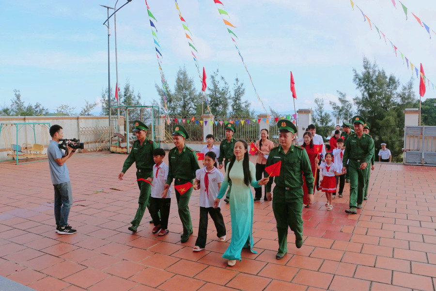 Để chuẩn bị cho năm học mới, 3 cô giáo phụ trách đã vượt sóng bằng xuồng ra đảo từ nhiều ngày trước, mang theo sách vở, đồ dùng học tập và cả sự háo hức trước ngày khai giảng. Năm học này, cô Phạm Thị Hòa và cô Lê Thị Mai Linh, hai giáo viên tình nguyện ra đảo đã đưa theo con trai của mình, một em học lớp 3 và một em lớp 5, để cùng học với các bạn trên đảo. Việc làm này không chỉ giúp các em học sinh có thêm bạn bè, mà còn thể hiện sự gắn bó, sẵn sàng hy sinh của các cô giáo vì sự nghiệp gieo chữ nơi đầu sóng. anh-4.jpg