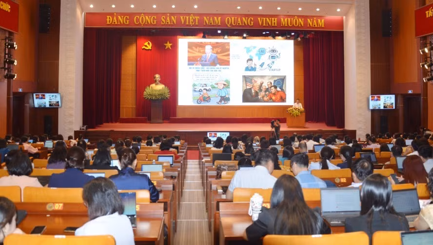 Sở GD&ĐT Quảng Ninh tổ chức tập huấn chính trị hè năm 2025 cho đội ngũ cán bộ, giáo viên.