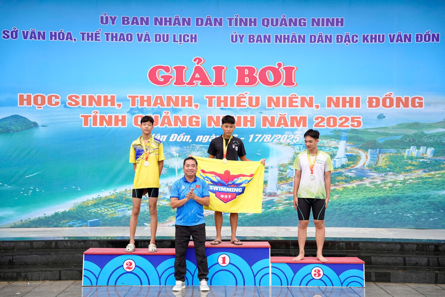 Ban tổ chức trao giải cho nội dung 50m tự do nam 14-15 tuổi. img-0105.jpg