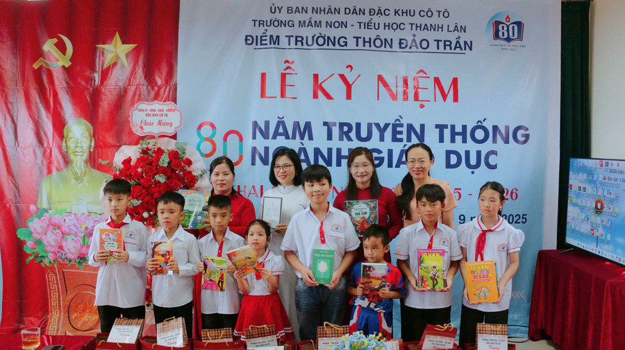 Các em học sinh được tặng sách. anh-9.jpg
