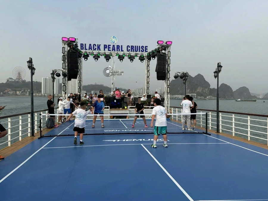 Tàu Black Pearl QN-6699 tổ chức chơi Pickleball trên boong.