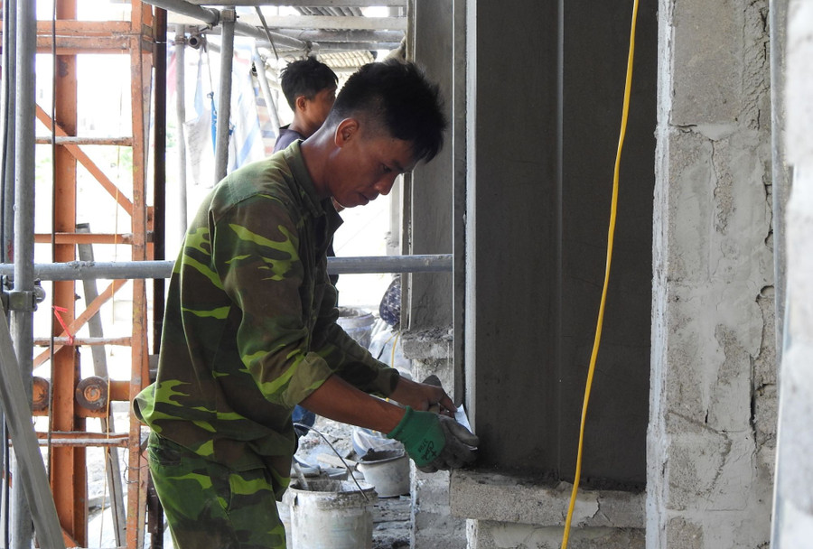 Dù thời tiết khắc nhiệt, nhưng các công nhân vẫn miệt mài làm việc, cố gắng hoàn thành tiến độ. anh-11.jpg