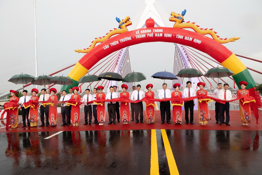 Các đại biểu cắt băng khánh thành cầu. anh-1.jpg